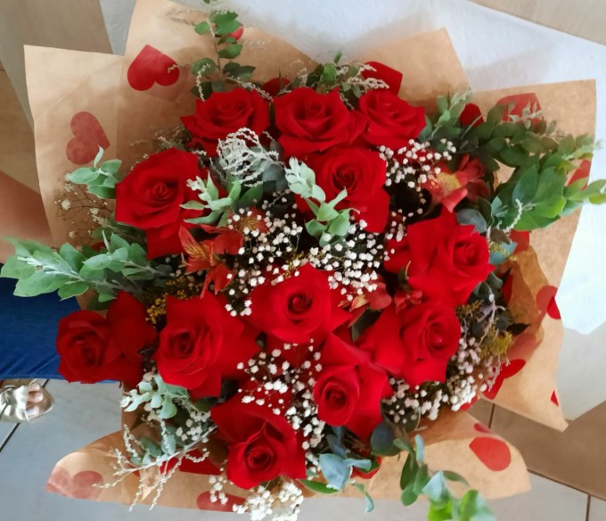 Bouquet  com 12rosas vermelhas  abertas, com astromélias, egípcio, acassia mimosa e papel craft pra presente.