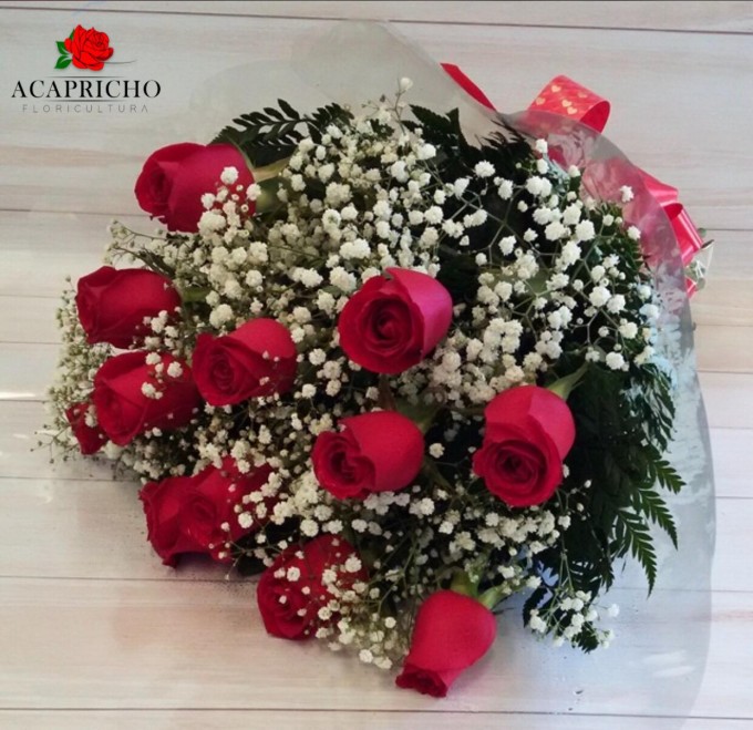 buque de 12 rosas vermelhas com egipsofila ,folhagens,papel solofone trasparente e laço 