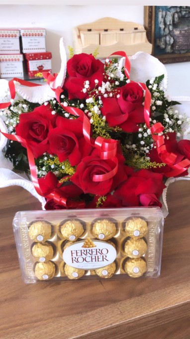 Buquê com 8 rosas vermelhas naturais e chocolate Ferrero Rocher