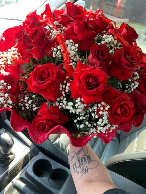 Buquê com 20 rosas vermelhas naturais. No papel crepon.