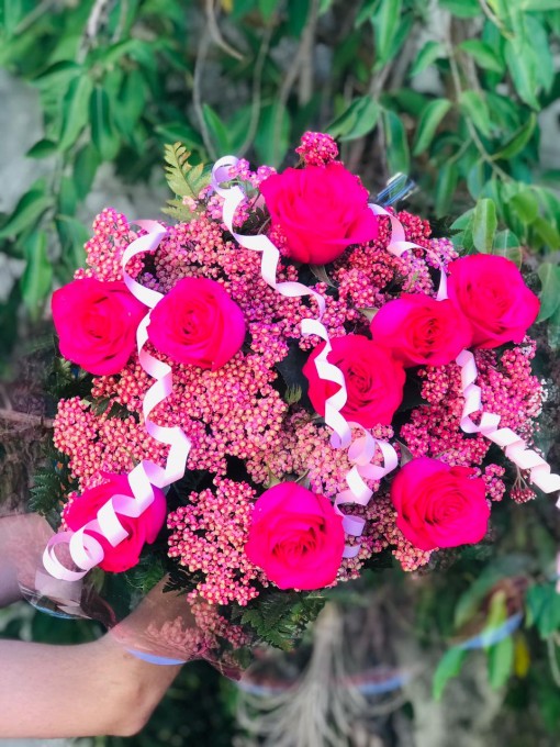 Buquê com 8 rosas cor-de-rosa