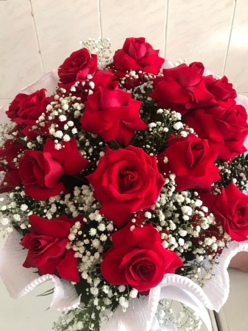Lindo buquê tradicional com 12 rosas vermelhas e adereços