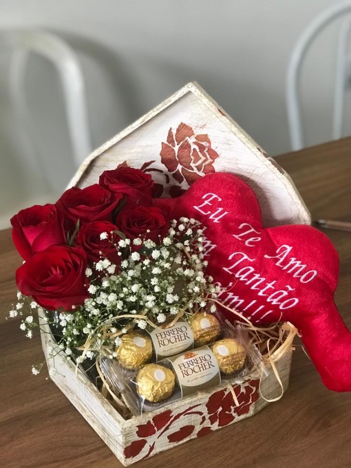 Caixa box pequena com 6 rosas vermelhas naturais, 1 coração de pelúcia ante alérgico pq, chocolate Ferreiro Rocher com 6 unidades. Caixa de madeira personalizada
