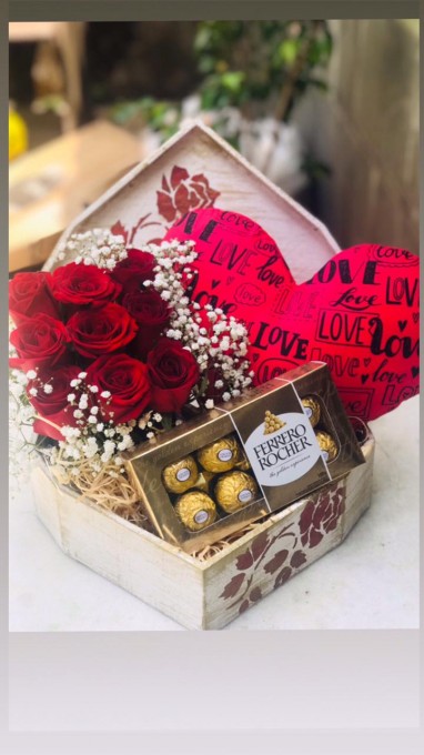 Caixa combo, com rosas naturais, coração de pelúcia, chocolate Ferrero Rocher, caixa madeira personalizada