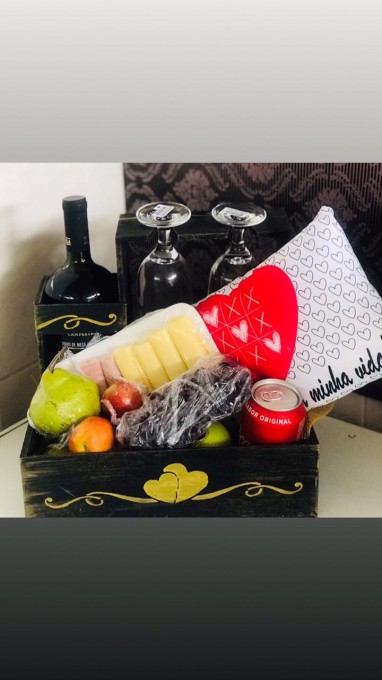 Cesta de vinho Pérgola com 2 taças, 1 almofada de pelúcia. Queijos e frutas. Caixa madeira personalizada