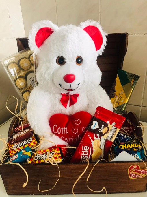 Cesta grande com urso antialérgico de 30cm, 2 barras de chocolate, 1 Ferreiro Rocher c 12 unidade, na caixa na madeira