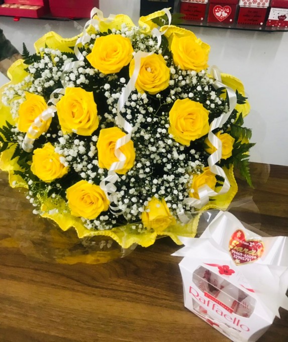 Combo com buquê com 12 rosas amarelas naturais e chocolate Rafaello
