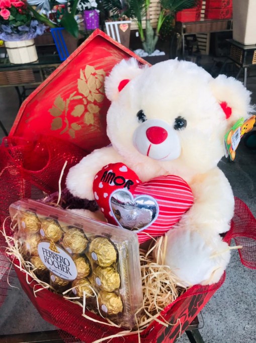 Caixa madeira no formato de coração, com 1 urso de pelúcia antialérgico e Ferreiro Rocher com 12 unidades