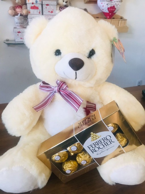Lindo urso pequeno e antialérgico com chocolate Ferrero Rocher. Cores a escolher.
Envie uma mensagem pelo WhatsApp para disponibilidades de cores