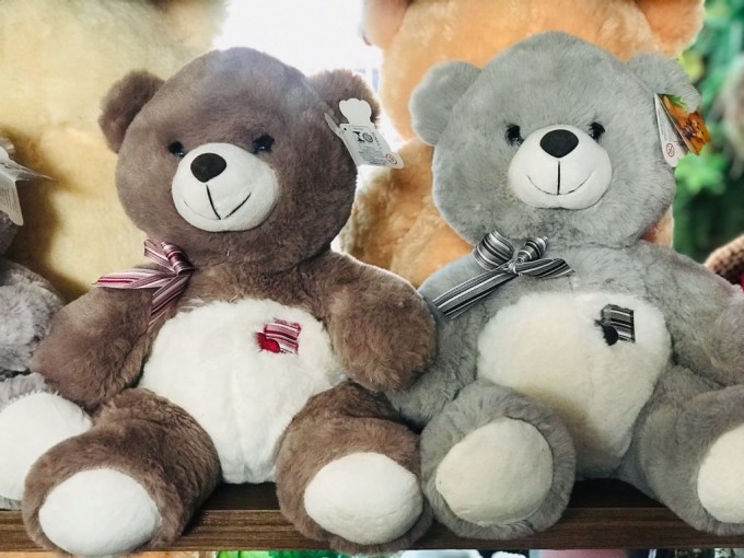 Lindo urso pequeno e antialérgico com chocolate Ferrero Rocher. Cores a escolher.
Envie uma mensagem pelo WhatsApp para disponibilidades de cores