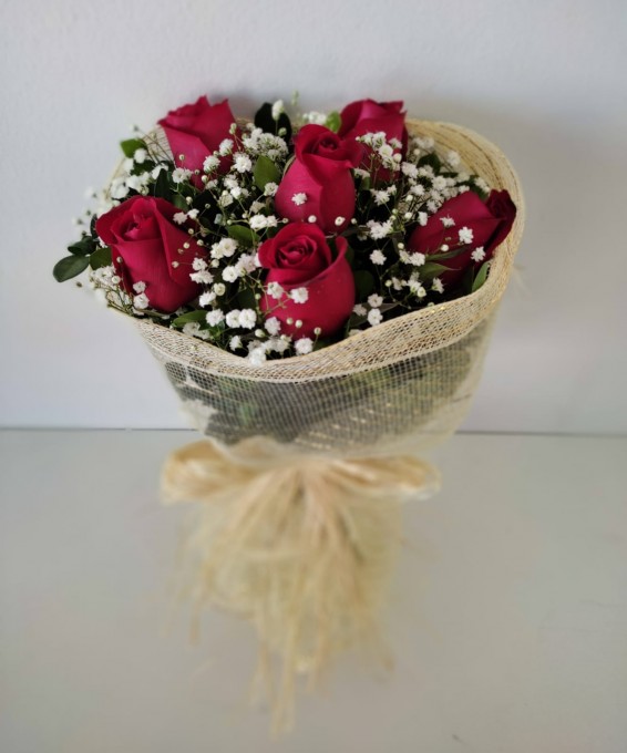 Arranjo amarilho com 6 rosas na tela