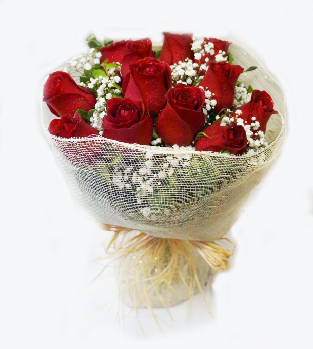 Amarrilho com 12 rosas embalado com tela sintética. 