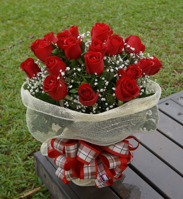 Espiral com 24 rosas envolvido em tela sintética. 