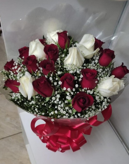 Buque com 24 rosas modelo tradicional com folhagem, gipso, celofane e laço.