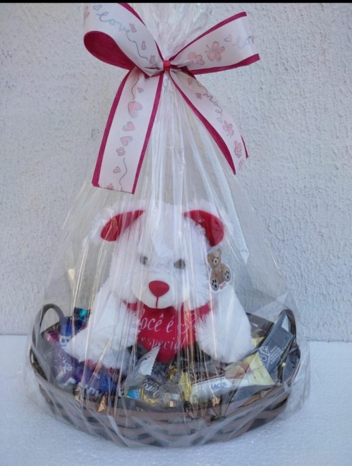 Bandeja com bombons sortidos lacta e urso de pelúcia Lulu.
