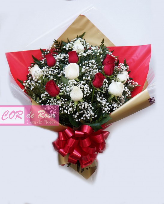 Ramalhete com 12 rosas nas cores vermelhas e brancas que significam Unidade.