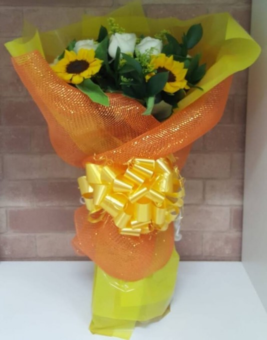 Buque com meia duzia de girassois e 10 rosas brancas. Envolto de telametalica.