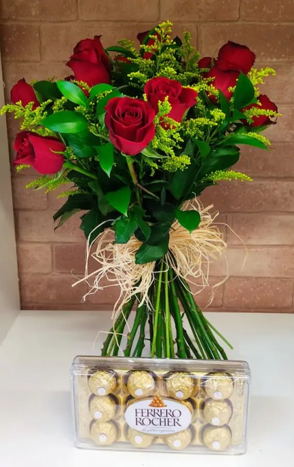 Buque com 15 rosas, folhagens e ferrero roche cristal.