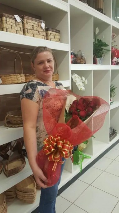 Buque Partituras com 10 Rosas Vermelhas