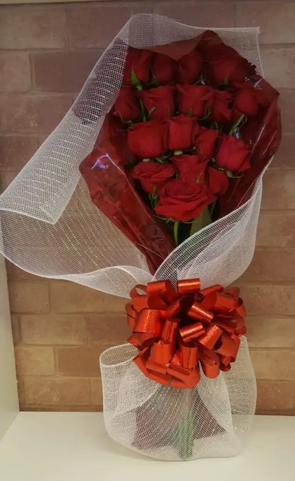 Ramalhete Sofisticado Com 20 Rosas Vermelhas Envolto A Uma Tela Metálica