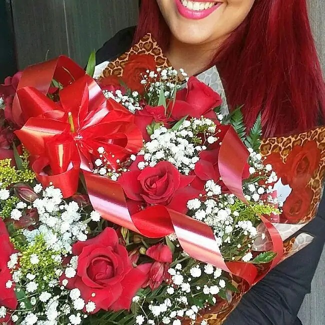 Nada melhor do que uma incrível combinação de flores para presentear quem você mais ama, não é mesmo? O buquê tradicional de rosas vermelhas é a opção perfeita para surpreender!