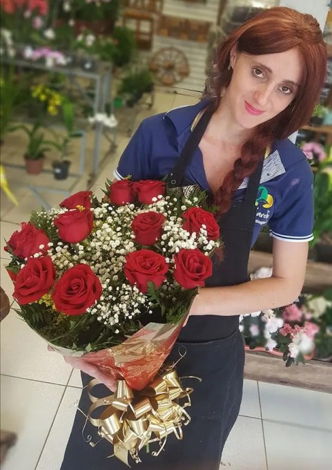 Paixão, amor e companheirismo eterno, o simbolismo de uma rosa vermelha encanta os apaixonados de todo o mundo e, por isso, é a mais escolhida na hora de presentear quem se ama com um item cheio de significado.
