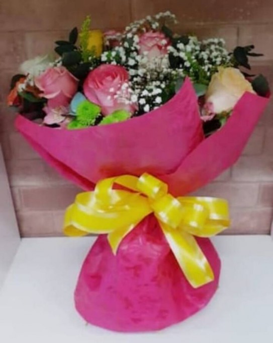 Buque tradicional com uma dúzia de rosas coloridas.
