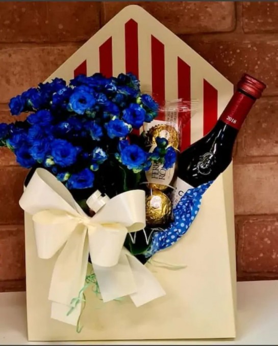 Kit em Envelope Cartonado, composto por flor em vaso, vinho 245 ml, chocolate Ferrero Roche.
Consultar disponibilidade de cor das flores. A cor da flor pode ser alterada conforme disponibilidade.