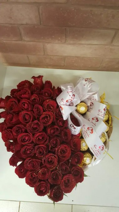 As rosas vermelhas são símbolo de amor eterno e por isso, as mais escolhidas na hora de presentear aquela pessoa que faz seu coração acelerar sempre que você a vê. O coração eterno amor vermelho é a combinação perfeita de rosas vermelhas importadas