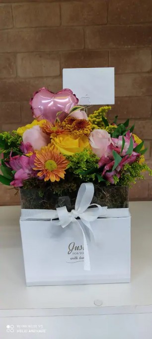Lindas flores em caixa cartonada com designe italiano. Moderno, arrojado e pratico buque de rosas e flores do campo.