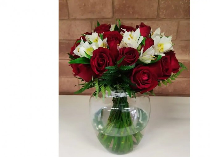 Arranjo de Rosas Vermelhas e Astromelias em Vaso de Vidro em Formato Colar.