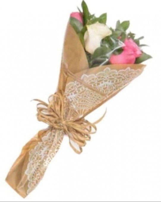 Mini buque com 4 rosas coloridas e folhagens, em embalagem rustica.